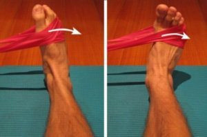 A lábfej kétoldalra történő húzása az egyik leghasznosabb bokaerősítő gyakorlat.