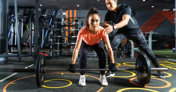 Fejlődjön mindenhol egyszerre! A deadlift az izomdiszbalansz ellen is hatásos: farizmokat, combhajlítókat és mély törzsizmokat fejleszt. Lényeges alapgyakorlat minden edzéstervhez.
