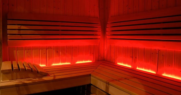 Természetes stresszcsökkentés és kiváló éjszakai alvás? A rendszeres szaunázás ellazítja az izmokat és lecsendesíti az idegrendszert. Ne feledje a megfelelő hidratálást!