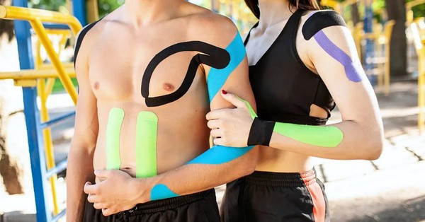 Ízületi vagy izomfájdalom gyötri? A kineziológiai szalag támogatja a regenerációt a mozgás korlátozása nélkül. Mutatjuk, hogyan használja biztonságosan!