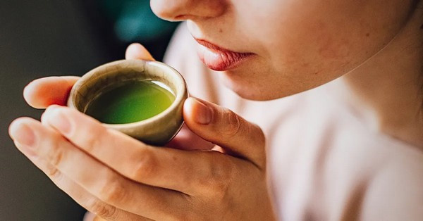 Matcha tea 101 – kezdőknek is! Tanuld meg, hogyan készíts autentikus matchát, és miért erős antioxidáns, mely támogatja az egészséged.