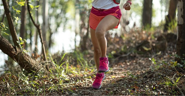 A terepen való futás közben a láb természetes felületen kap terhelést, az egyenetlenség viszont jobban igénybe veszi az ízületet és a szalagokat.