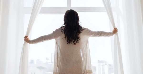 Turbózd fel a reggeledet! A hidratálás, a könnyű jóga és a napfény szabályozza a cirkadián ritmust és javítja a fókuszt. Olvasd el a hatékony napindítás titkait!