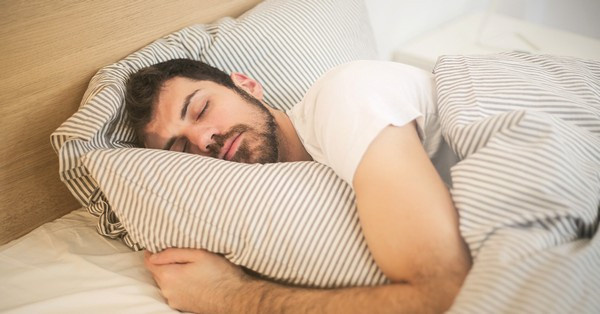 Senki sem szeret a hétköznapok során befeszülni. A kiegyensúlyozott életmód megalapozásában kiemelt szerepet játszik a megfelelő alvásrutin kialakítása.