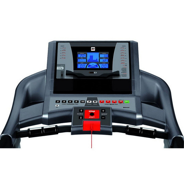 BH Fitness F2W Dual futópad kék világítású LCD kijelző, mely a sebességet, a dőlésszöget, az időt, a távolságot, az elégetett kalóriák számát és az aktuális pulzusértéket is mutatja.