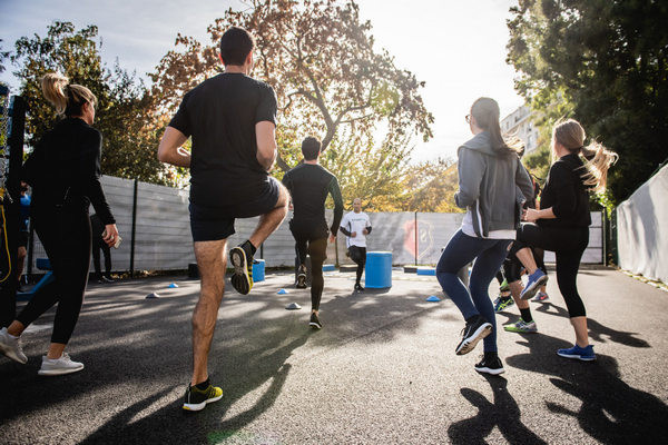 A kardioedzés lehet társas tevékenység is, például egy jó kis zumba, vagy egyéb fitneszedzés.