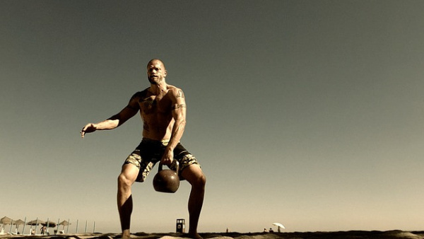 A kettlebell nemcsak egy vasdarab, bár valóban, első látásra nem tűnik többnek egy foggantyúval ellátott vasgolyónál. AZ aerob és anaerob edzéstípusokhoz is kitűnő választás, mely a koncentrációt, állóképességet, izomerőt és kitartást egyaránt fejleszti.