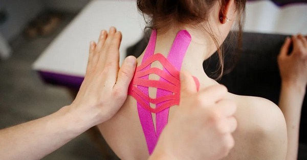 Miben jobb a kineziológiai szalag a merev rögzítésnél? Ismerje meg a kinezio tape hatásait, a helyes ragasztást és a legfontosabb ellenjavallatokat!