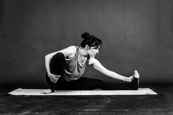 A nyújtás a jóga és a pilates elemi részeként támogatja a hajlékony, karcsú kontúrok megteremtését.