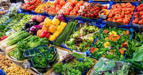 Tavasszal sok friss zöldség és gyümölcs elérhető, érdemes felfedezni a piacok kínálatát. Saláta, retek, újhagyma, mind támogatja a szervezet vitaminigényét.