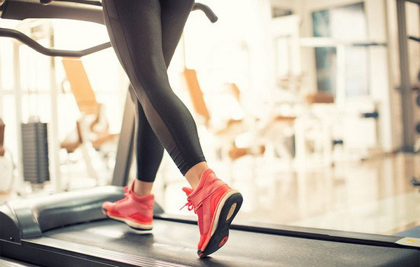 Az első edzés az otthoni futópadon érthető módon feszültséget kelthet, ezt orvosolja cikkünk.