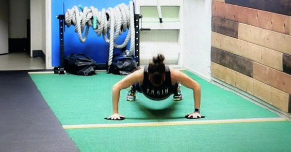 Nincs helye nagy fitneszgépeknek? A táskában is elférő csúszókorong tökéletes megoldás! Végezzen intenzív, teljes testes edzést bárhol és bármikor. Mutatjuk!