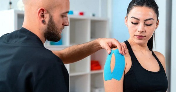 Minden, amit a kineziológiai szalagról tudni érdemes. Tudja meg, mire jó a kinezio tape, hogyan működik, és mire figyeljen a szalag pontos felhelyezésekor!
