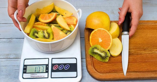 Megfelelő étrend és erősítő edzés: a tökéletes szálkásítás kulcsa. Kerülje el az izomvesztést guggolással és fekvenyomással kalóriadeficit mellett is!