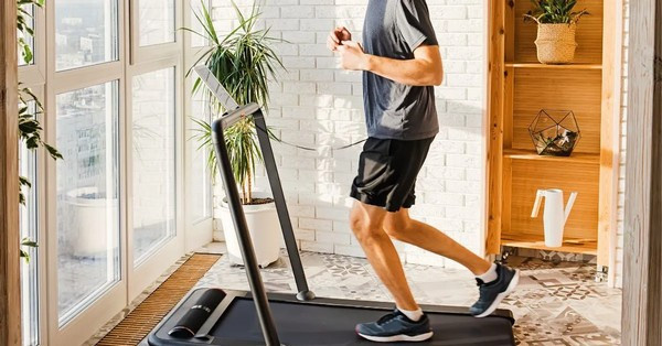 Hogyan csökkenti a futás a mindennapi feszültséget? Ismerje meg a mozgás stresszoldó biológiáját, amely meditációként tisztítja ki a fejet a nehéz napok után.