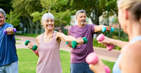 Soha nem késő elkezdeni a sportolást! Legyen szó úszásról vagy otthoni kerékpározásról, a fizikai aktivitás aranyat ér az idősebbeknek.