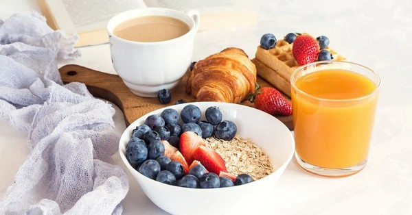 Felejtsd el a reggeli fáradtságot! Ismerd meg a hatékony napindítás alapjait a vízfogyasztástól a természetes fényig, és növeld a teljesítményedet tudatosan.