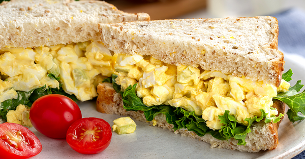 Egy kalóriaszegény tojáskrémet is gyárthatunk pillanatok alatt, hogyha épp nincs otthon semmilyen szendvicskrém vagy mártogatós, hiszen az elkészítése egyszerű.