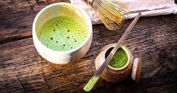 Fedezd fel a matcha tea titkait! Ismerd meg a tea eredetét, elkészítését, jelentősebb egészségügyi előnyeit és egyszerű, mégis autentikus elkészítési módját.