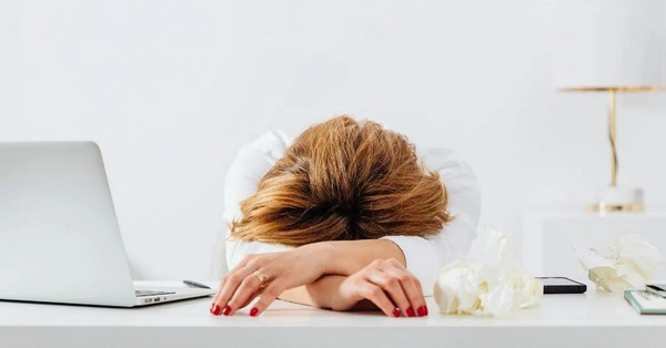 A minőségi alvás a fejlődés záloga. Ne hagyja, hogy az alváshiány gátolja az edzésmunkáját! Ismerje meg a mélyalvás és a fizikai regeneráció szoros kapcsolatát.