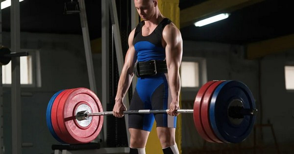 Életminőség és sportteljesítmény növelése? A deadlift az egyik leghatékonyabb alapgyakorlat. Koncentrációt és tudatosságot igényel, és a mindennapi emeléseket is megkönnyíti.
