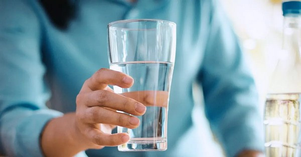 Hogyan indítsd a napot hatékonyan? Tanulj a reggeli hidratálás, a könnyű mozgás és a napfény erejéről, hogy egész nap energikus és produktív maradhass.