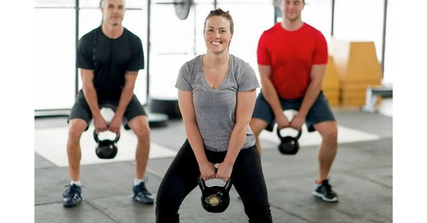 Ismerje meg a kettlebell swing és a török felállás jótékony hatásait! Ezek a gyakorlatok aktiválják a mélyizmokat és javítják a testtartást. Kezdje el a megújulást!