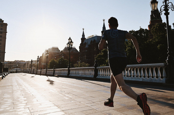 A futás az egyszerűsége miatt igazi tömegsport, de a felkészületlen kezdők számára sok esetben okoz eleinte kényelmetlenséget, sőt, sérülést.