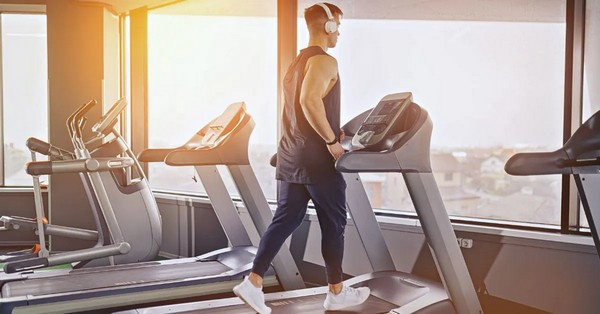 Pörög az agya a munka után a folyamatos készenléttől? A futás összekapcsolja a testet az elmével, levezeti a stresszt és javítja az alvásminőséget is.