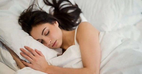 Ne engedje, hogy a túledzés megállítsa a fejlődésben! Formálja izmait tudatosan: tippek a megfelelő étrendhez, edzéshez és a pihentető alváshoz.