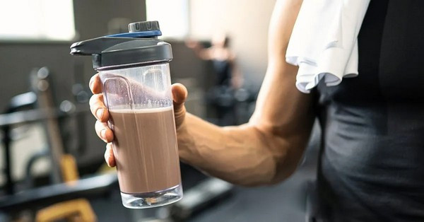 Valóban kell BCAA és turmix az edzés utáni étkezéshez? Cikkünkből kiderül, hogyan érhet el maximális eredményt méregdrága táplálékkiegészítők nélkül is.